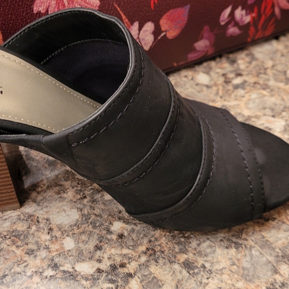 Black heels - Picture 3 of 4